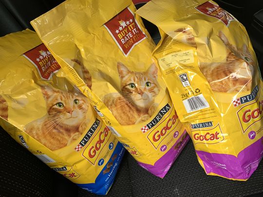 3 sacs de nourriture pour chat