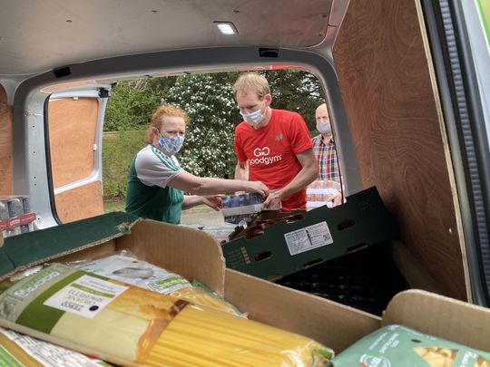 LOADING THE VAN WITH CANS (of food) MISSION 🚚 🪤 🏃‍♀️🏃‍♀️🏃‍♂️🏃‍♂️