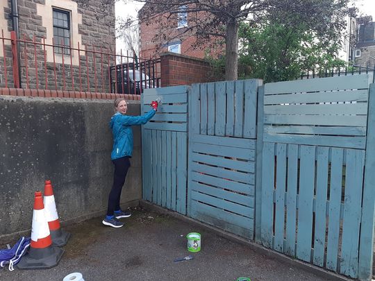 Nothing to yell'owt about, just some blue-green pallets painted by reds