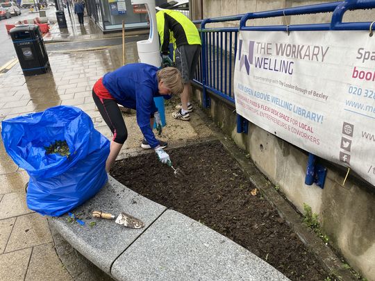 THE FLOWER BEDS AT THE LIBRARY ‘BOOKED’ A RIGHT MESS. A TIDY UP WAS WELL(ING) OVERDUE 📚 