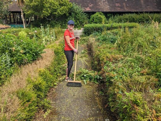 Edging the Hedging