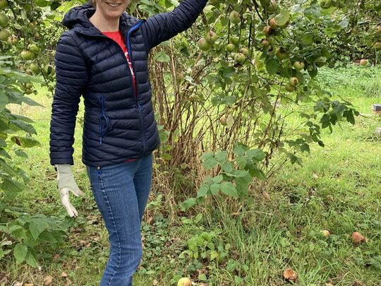 Apple-y weeding away 