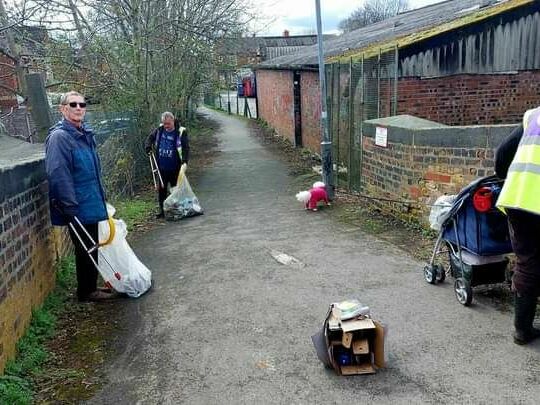 Urmston litter pick