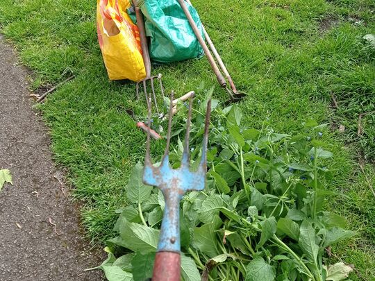 Bending and straightening when weeding